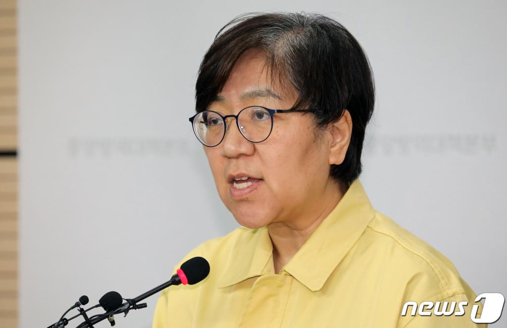 (청주=뉴스1) 장수영 기자 = 정은경 중앙방역대책본부장(질병관리본부장)이 26일 충북 청주시 오송읍 질병관리본부 브리핑실에서 신종 코로나바이러스감염증(코로나19) 국내 발생현황 브리핑을 하고 있다. 방역당국에 따르면 이날 09시 기준으로 전일 16시 대비 확진환자 169명이 추가로 확인돼 총 확진자는 1146명이다. 추가확진자 169명의 지역별 현황은 대구 134명, 경북 19명, 부산 8명, 서울 4명, 경남 1명, 인천 1명, 경기 1명이다. 2020.2.26/뉴스1 <저작권자 © 뉴스1코리아, 무단전재 및 재배포 금지>