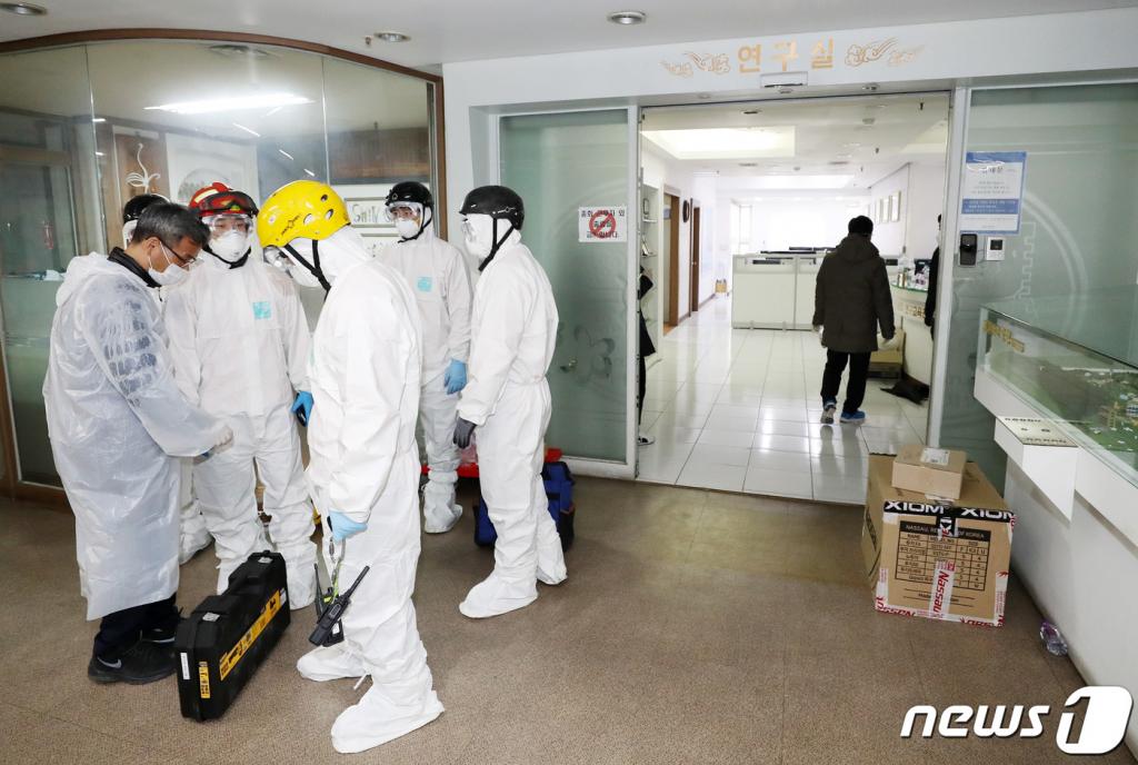 25일 오후 경기도 과천시 별양동 소재 신천지예수교회 교육관에서 소방대원 및 경기도 관계자들이 강제역학조사 종료를 기다리고 있다.   경기도는 "신천지 과천교회 신도 가운데 2명이 신종코로나 바이러스 감염증(코로나19) 확진판정을 받았으며 신도명단을 제출하겠다고 했지만 정확한 명단인지 알 수 없어 과천 본사에 대한 강제역학조사에 들어가게 됐다"고 밝혔다. /사진=뉴스1