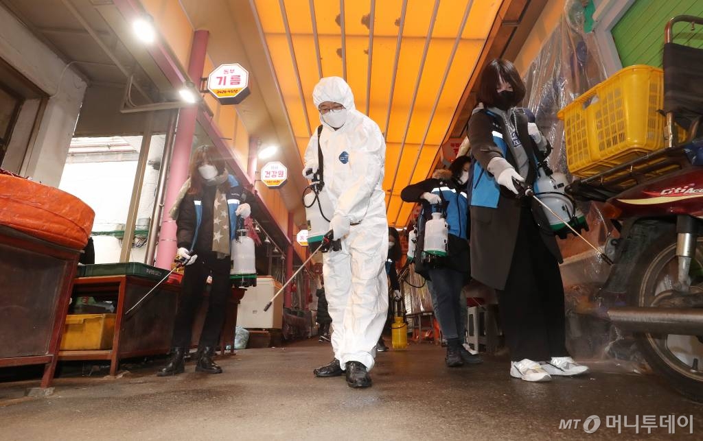 서울 강동구 명일시장에서 관계자들이 방역작업을 하고 있다. / 사진=김휘선 기자 hwijpg@