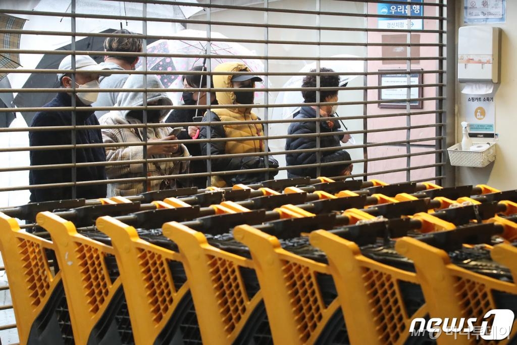 (경산=뉴스1) 공정식 기자 = 신종 코로나바이러스 감염증(코로나19) 확산으로 대구·경북 지역에서 마스크 대란이 벌어지는 가운데 25일 오전 이마트 마스크 2차 물량 판매를 앞두고 이마트 경산점에서 마스크를 사려는 시민들이 셔터 밖에서 기다리고 있다. 이마트 측은 "시민 안전을 최우선으로 고객 불편을 줄이기 위해 이날 오전 보유 중인 마스크 수량만큼 교환권을 배부해 오전 10시부터 오후 6시까지 자유롭게 마스크를 살 수 있도록 했다"며 "교환권 배부로 다행히 어제보다 혼잡이 줄어들었다"고 말했다. 2020.2.25/뉴스1 <저작권자 © 뉴스1코리아, 무단전재 및 재배포 금지>