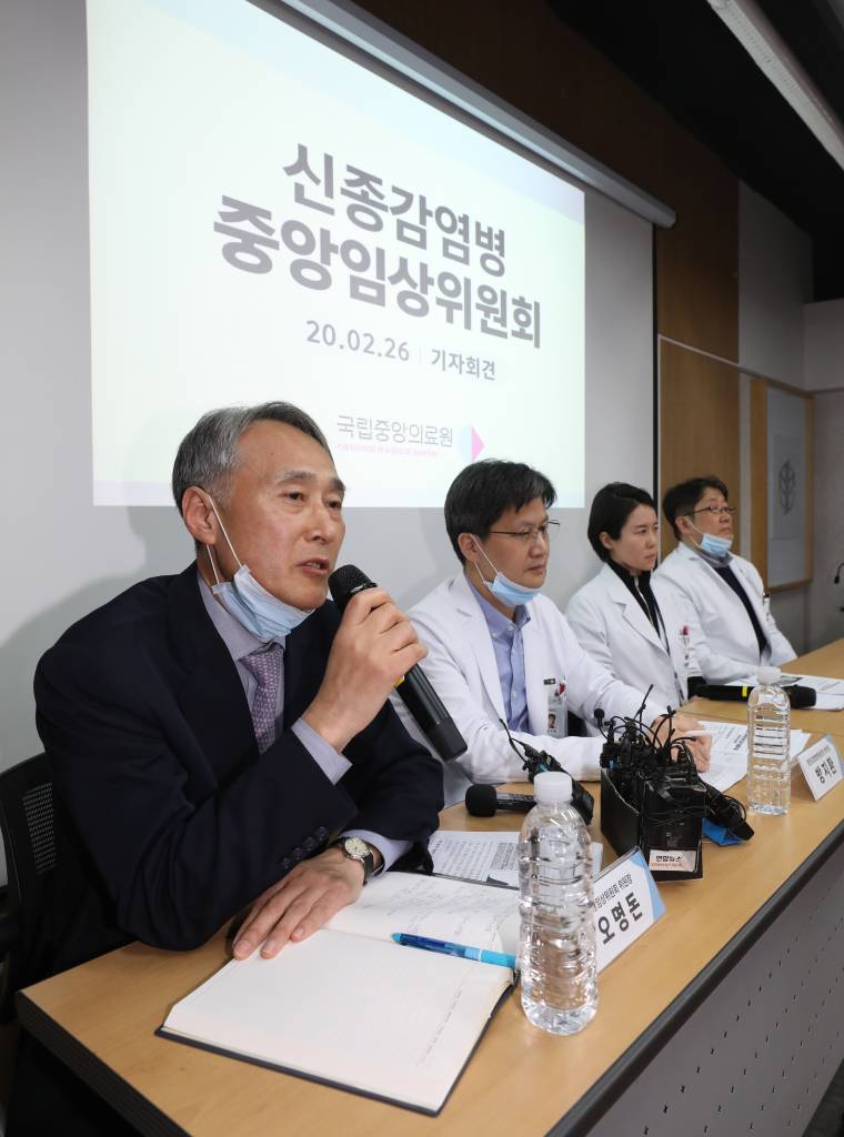 26일 오후 서울 중구 국립중앙의료원에서 열린 신종 감염병(코로나 19) 중앙임상위원회 기자회견에서 의료진이 임상 개요 및 사망 원인 등에 대한 설명을 하고 있다. /사진=뉴시스