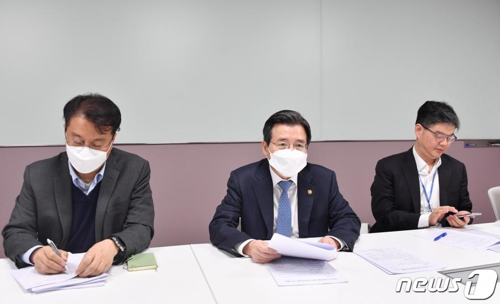 (서울=뉴스1) = 김용범 기획재정부 차관이 26일 서울 종로구 정부서울청사에서 열린 ‘마스크 수급안정 추가조치 T/F 회의’에서 모두발언을 하고 있다. (기획재정부 제공) 2020.2.26/뉴스1 <저작권자 © 뉴스1코리아, 무단전재 및 재배포 금지>