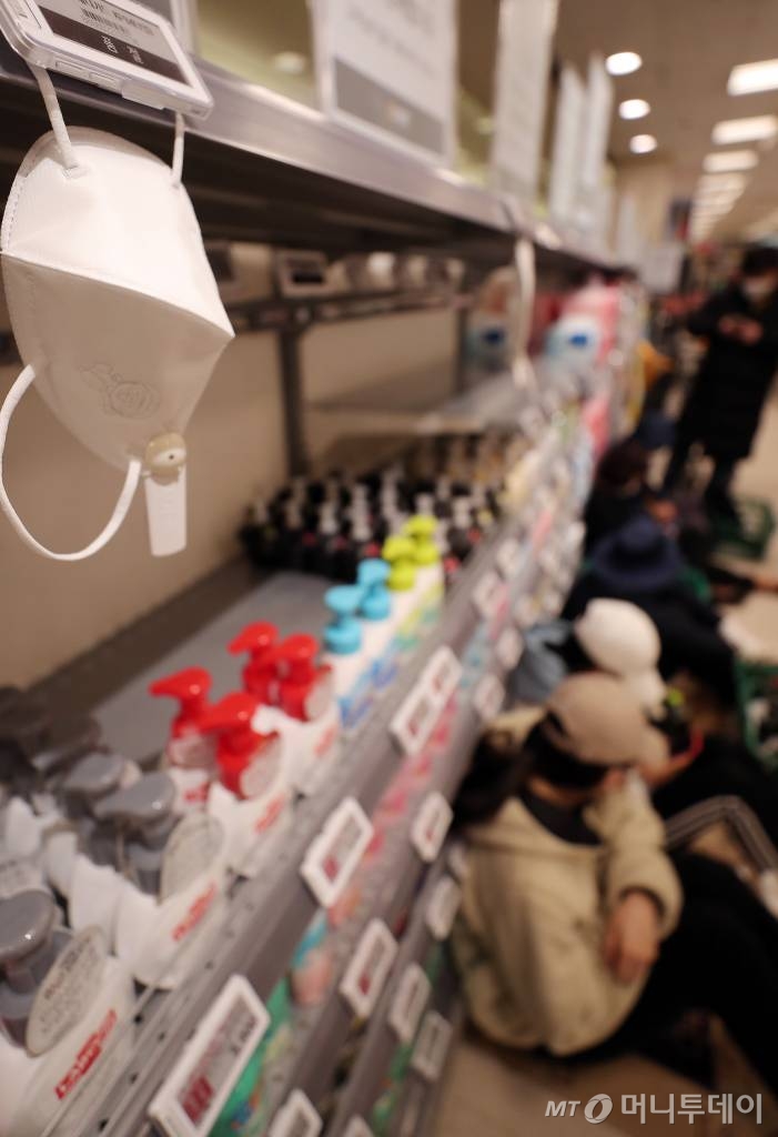 코로나19 확산이 지속되고 있는 26일 오전 서울의 한 대형마트 마스크 판매대 앞에서 구매자들이 대기하고 있다.<br><br>정부는 27일부터 마스크 350만장을 우체국·농협·약국 통해 매일 공급할 것이라고 밝혔다. / 사진=김창현 기자 chmt@