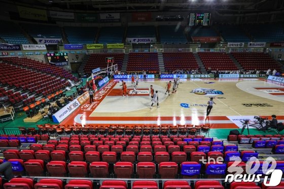 (인천=뉴스1) 성동훈 기자 = 신종 코로나바이러스 감염증(코로나19) 확진자가 1,200명을 돌파한 26일 오후 인천 삼산월드체육관에서 열린 남자프로농구 인천 전자랜드 엘리펀츠와 안양 KGC인삼공사 프로농구단의 경기가 관중 없이 진행되고 있다.  한국농구연맹(KBL)은 코로나19 확산에 따라 이날부터 잔여 경기를 무관중 경기로 진행한다. 2020.2.26/뉴스1