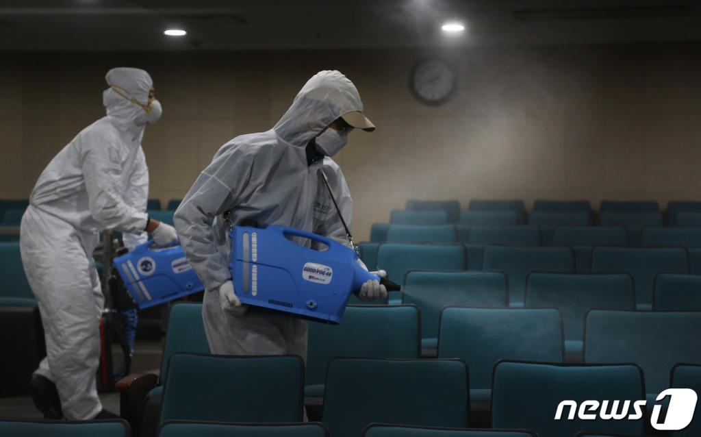 사진은 기사와 관계없음. 송파구 방역 관계자들이 지난 25일 오후 서울 송파구 체육문화회관 체육시설에서 코로나19 방역 작업을 하고 있다. /사진=뉴스1, 사진제공=송파구청