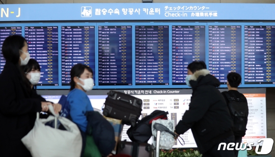 (인천공항=뉴스1) 황기선 기자 = 국내 신종 코로나바이러스 감염증(코로나19) 확진자가 늘면서 한국에서 들어오는 외국인을 막거나 입국 절차를 강화하는 국가가 늘고 있다. 24일 외교부에 따르면 코로나19 대응 조치로 한국으로부터의 입국을 금지한 나라는 이스라엘, 바레인, 요르단, 키리바시, 사모아, 미국령 사모아 등 6개국이다. 입국절차를 까다롭게 하거나 격리 조치를 하는 국가는 9개국(브루나이, 영국, 투르크메니스탄, 카자흐스탄, 마카오, 오만, 에티오피아, 우간다, 카타르)이다. 사진은 이날 인천공항 출국장의 모습. 2020.2.24/뉴스1