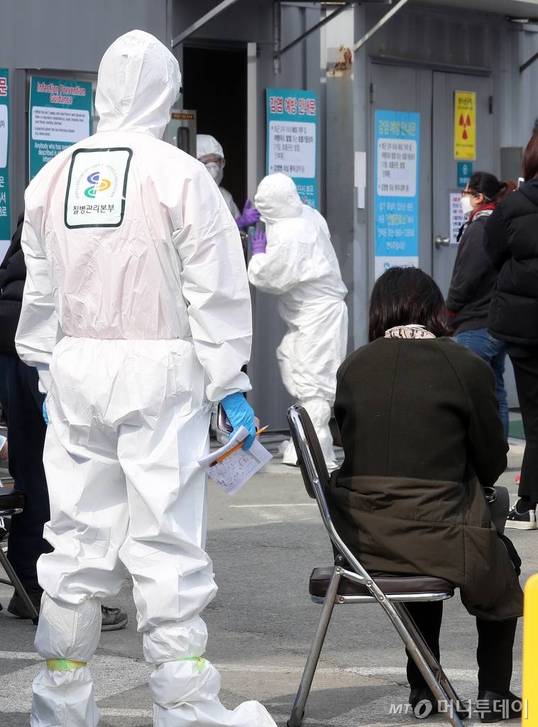 21일 오후 대구의료원에 구급차를 타고 온 의심 환자가 선별진료소로 이동해 순서를 기다리고 있다. / 사진=김휘선 기자 hwijpg@
