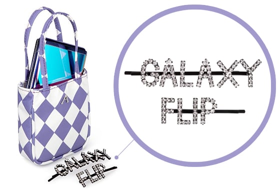 애슐리 윌리엄스가 갤럭시 Z 플립을 위해 선보인 마이크로 백과 헤어 핀./사진=사진=애슐리 윌리엄스