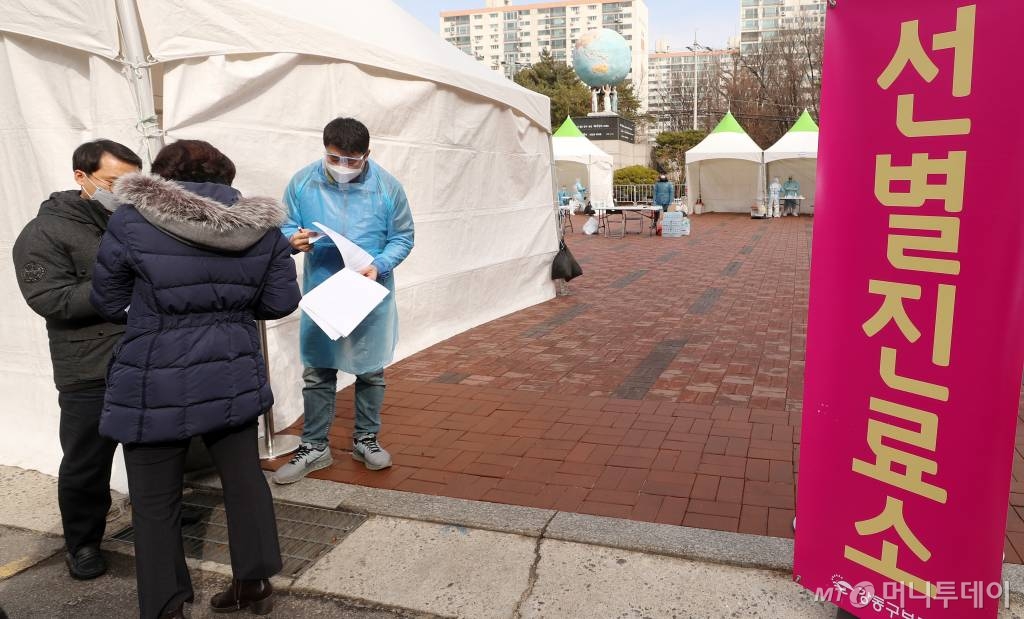 '코로나19' 확진 환자가 169명 추가 발생해 총 1천146명으로 늘어난 26일 오전 서울 강동구 명성교회에 마련된 선별진료소에서 관계자들이 분주히 움직이고 있다. / 사진=김휘선 기자 hwijpg@