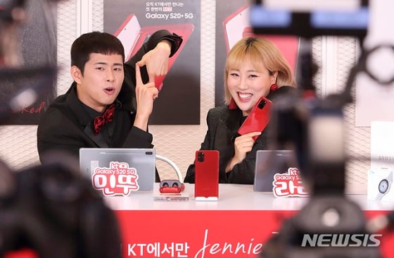 KT가 갤럭시S20 시리즈 3종 출시를 기념해 유튜브 생중계를 통해 론칭행사를 열었다고 27일 밝혔다.다. KT 갤럭시 S20 론칭행사의 진행을 맡은 BJ 엔조이커플이 갤럭시 S20을 소개하고 있다/사진=KT