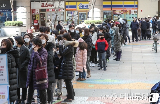 (서울=뉴스1) 성동훈 기자 = 27일 서울 양천구 목동 행복한백화점에서 열린 마스크 긴급 노마진 판매 행사에서 시민들이 마스크를 구매하기 위해 길게 줄을 서있다. 2020.2.27/뉴스1  <저작권자 ⓒ 뉴스1코리아, 무단전재 및 재배포 금지>