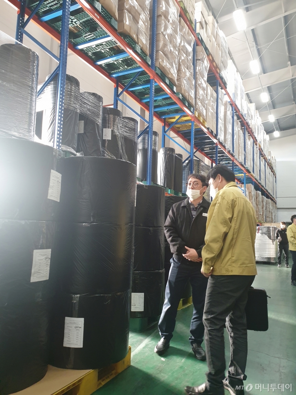 국세청 조사국 요원들로 구성된 마스크 제조 및 유통업체 전수조사 점검반이 27일 충북 음성 소재 웰크론을 찾아 모범적인 관리 현장에 대해 설명을 듣고 있다. /사진=국세청 기자단