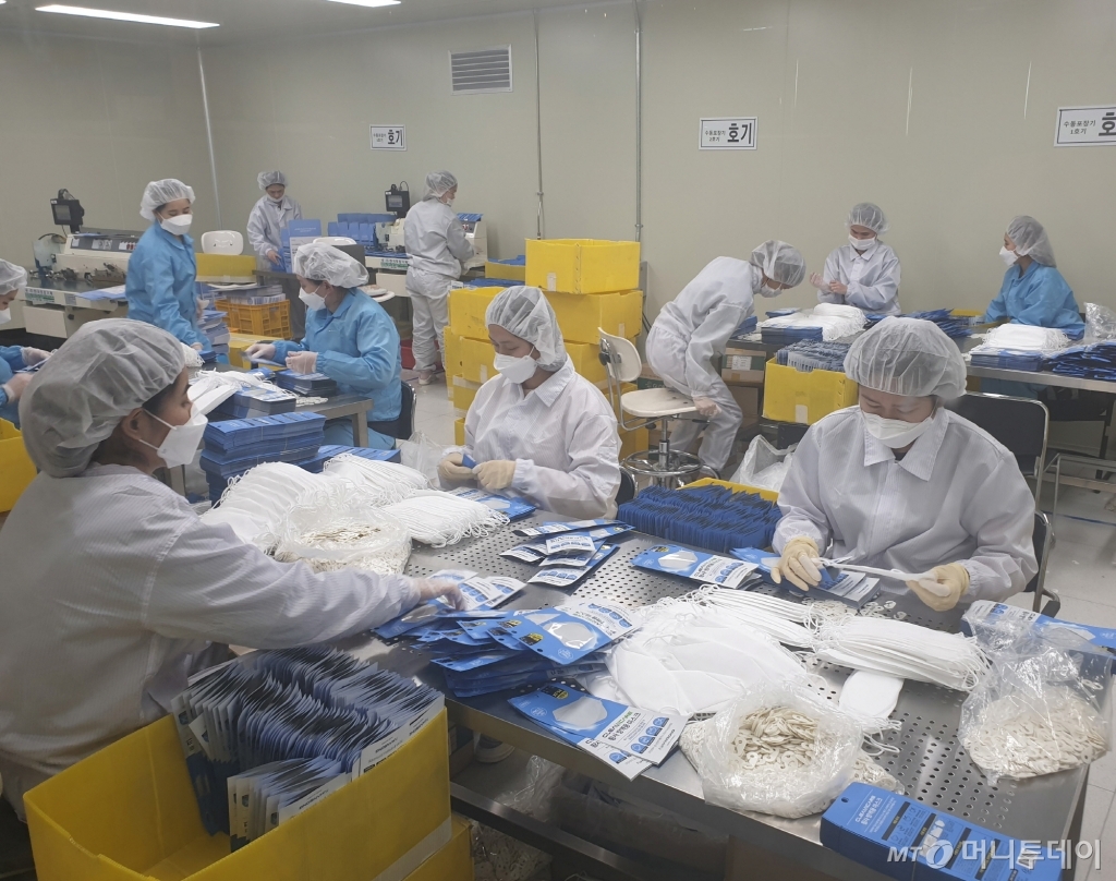 27일 국세청 점검반이 방문한 주식회사 한송은 마스크 생산기기 3대 중 1대가 부품수급이 어려워 멈춰섰지만 남은 2대를 24시간 돌려 하루 최대 9만장을 만들어 국민적 수요가 충족되도록 하고 있었다. /사진= 국세청 기자단