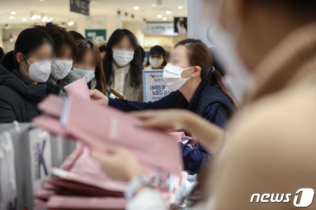 (서울=뉴스1) 성동훈 기자 = 마스크 긴급 노마진 판매 행사에서 시민들이 마스크를 구매하고 있다. 2020.2.27/뉴스1  <저작권자 © 뉴스1코리아, 무단전재 및 재배포 금지>