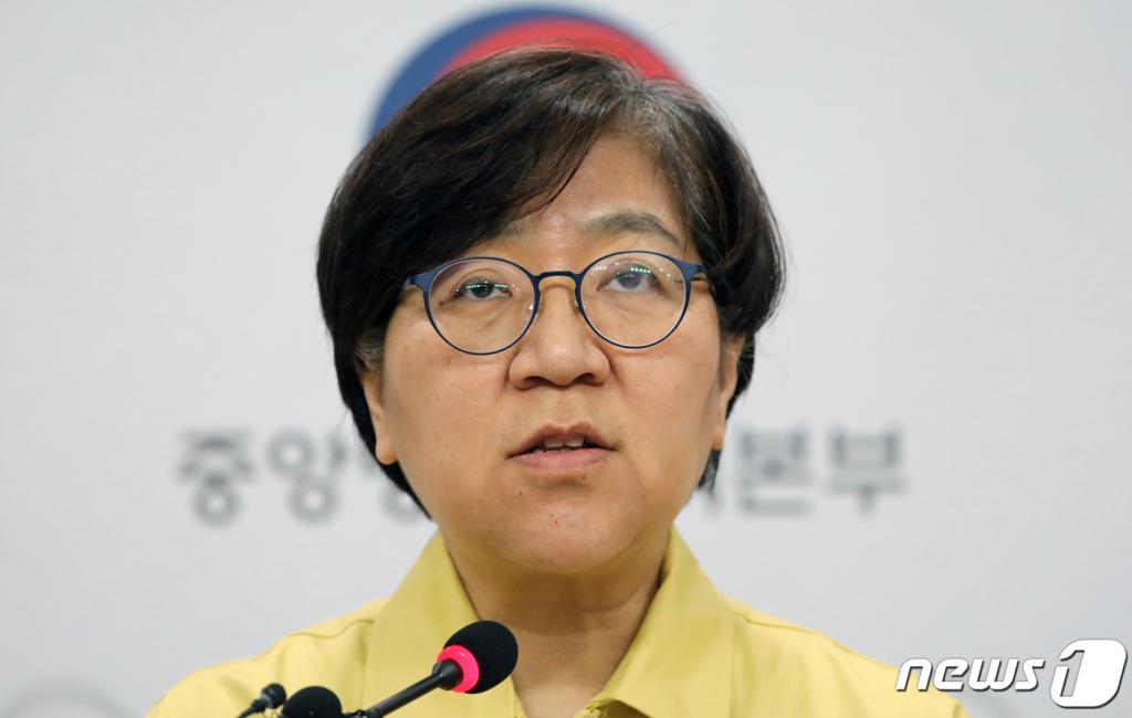 정은경 중앙방역대책본부장(질병관리본부장)이 26일 충북 청주시 오송읍 질병관리본부 브리핑실에서 신종 코로나바이러스감염증(코로나19) 국내 발생현황 브리핑을 하고 있다. /사진=뉴스1