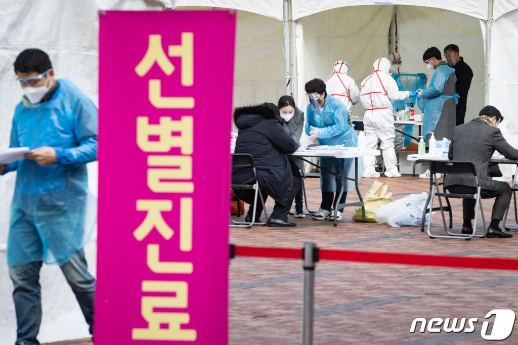 신종 코로나바이러스 감염증(코로나19) 확진자가 1,000명을 돌파한 지난 26일 서울 강동구 명성교회 앞에 마련된 임시 선별진료소에서 주민들이 진료를 받고 있다. /사진=누스1