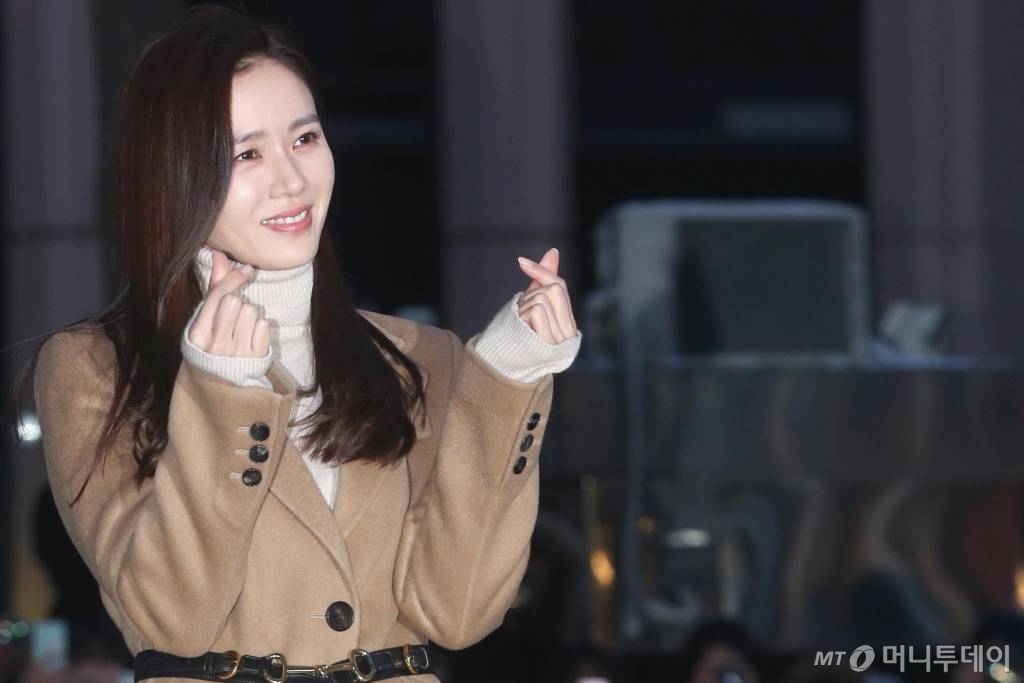 배우 손예진이 16일 오후 서울 여의도의 한 음식점에서 진행된 tvN 토일드라마 사랑의 불시착 종방연에 참석해 포즈를 취하고 있다. / 사진=강민석 기자 msphoto94@