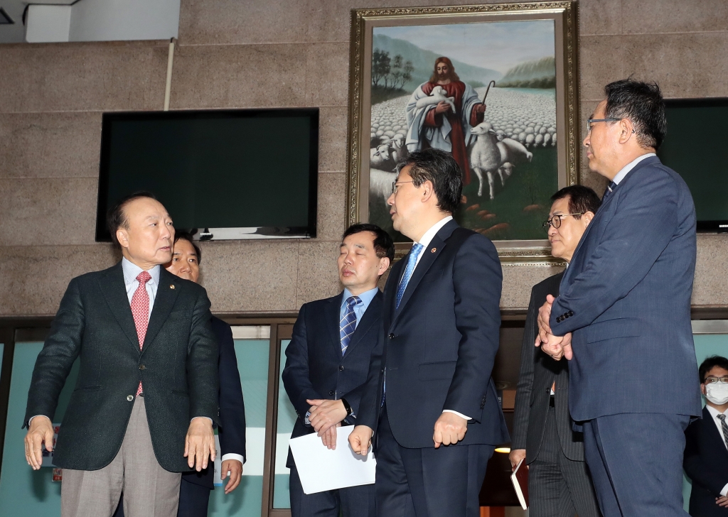 박양우 문화체육관광부 장관(가운데)이 지난 22일 서울 영등포구 여의도순복음교회를 방문해 코로나19 대응 현황을 점검하며 교계의 적극적인 협조를 당부하고 있다. /사진제공=문화체육관광부