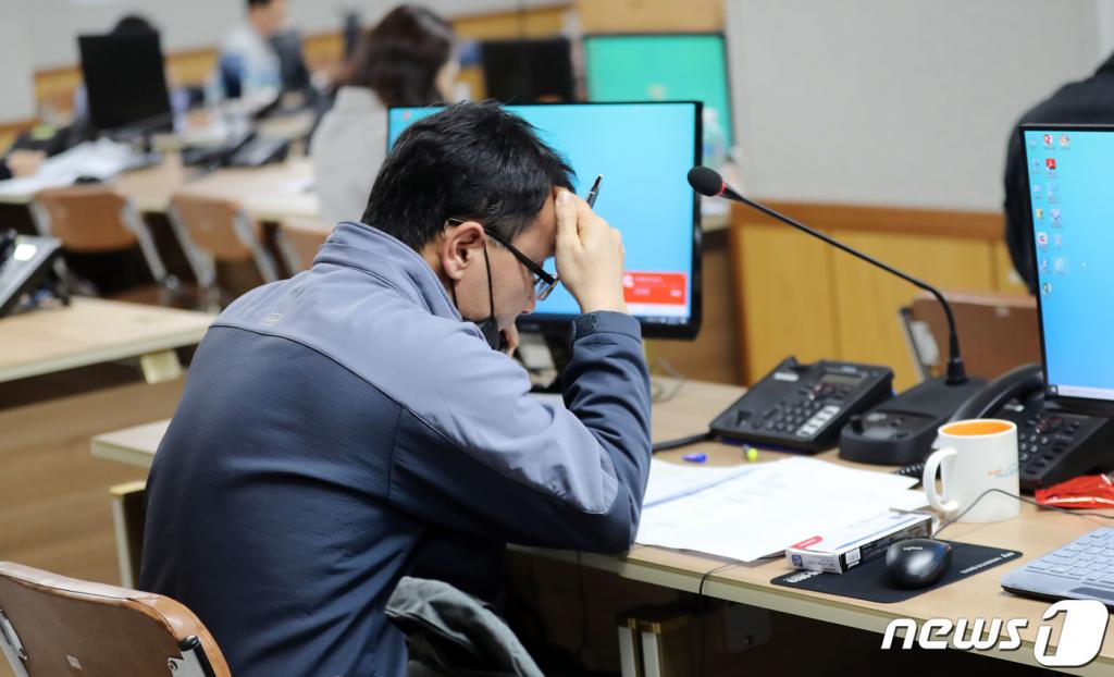 (제주=뉴스1) 오현지 기자 = 27일 오후 제주도청 코로나19 대응 상황실에서 관계자들이 도내 신천지 신도들과 통화하며 코로나19 일대일 전수 조사를 진행하고 있다. 제주도가 중앙재난안전대책본부로부터 제공받은 도내 신천지 신도 명단은 646명이며 이중 유증상자 34명을 검사한 결과 27명이 음성 판정을 받았다. 나머지 7명은 현재 검사 중이다.2020.2.27/뉴스1 <저작권자 © 뉴스1코리아, 무단전재 및 재배포 금지>