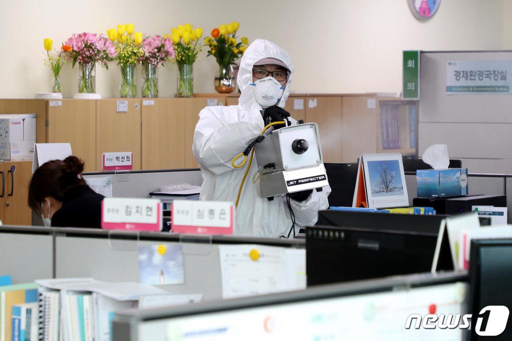 (강릉=뉴스1) 서근영 기자 = 26일 강원도 강릉시청에서 신종 코로나바이러스 감염증(코로나19) 예방을 위한 방역작업이 진행 중이다.