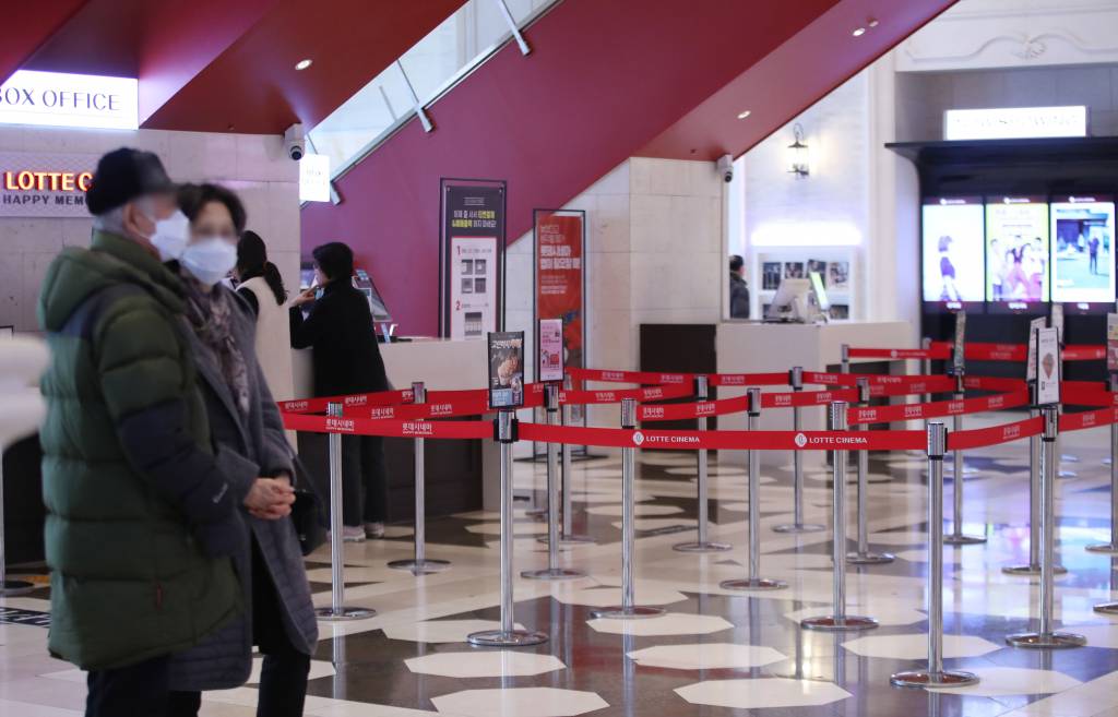 지난달 30일 오후 서울 송파구 롯데시네마 매표소가 우한폐렴(신종 코로나 바이러스 감염증)의 영향으로 한산한 모습을 보이고 있다. /사진=뉴시스