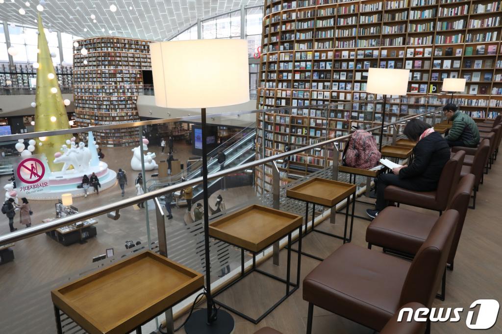 지난 2일 서울 강남구 코엑스 별마당도서관이 신종 코로나 바이러스 여파로 주말 나들이객 없이 한산한 모습을 보이고 있다. 이날 집계된 국내 신종 코로나바이러스 감염증 확진 환자는 총 15명으로 상태는 모두 안정적인 것으로 알려졌다. /사진=뉴스1