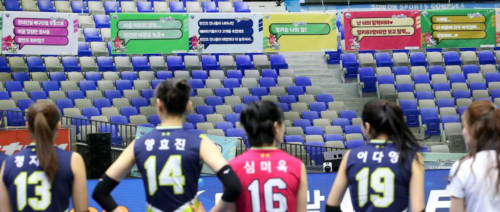 [서울=뉴시스]홍효식 기자 = 26일 경기 수원실내체육관에서 열린 도드람 2019-2020 V리그 현대건설과 흥국생명과의 경기가 신종 코로나바이러스 감염증(코로나19) 확산 방지로 인해 무관중 경기로 진행되고 있다. (사진 = 현대건설 배구단 제공) 2020.02.26.   yesphoto@newsis.com