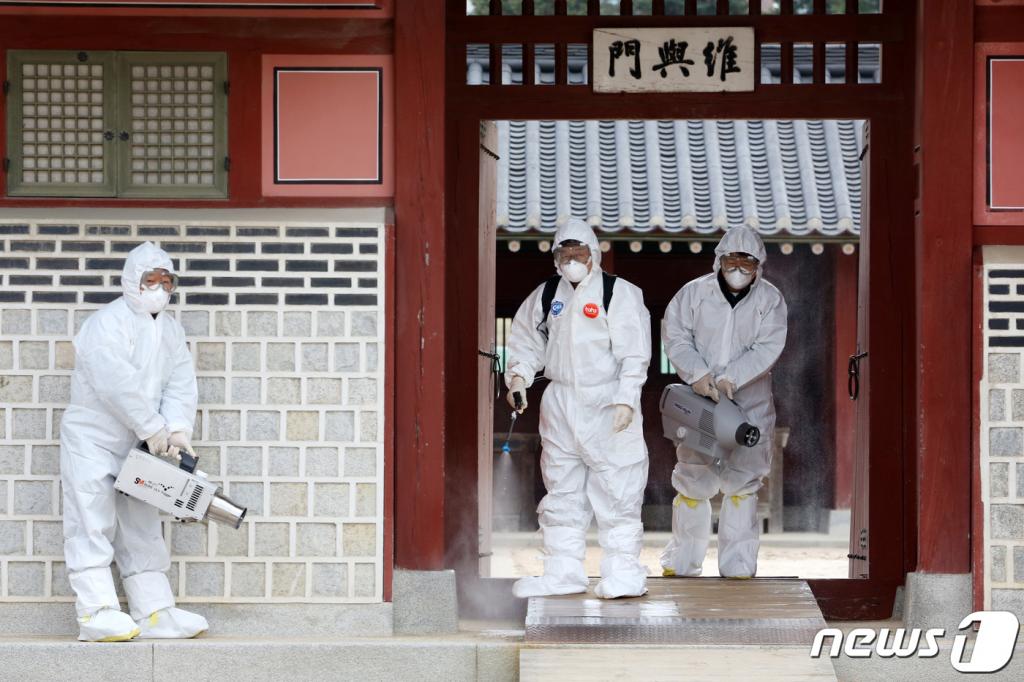 (수원=뉴스1) 조태형 기자 = 30일 오후 경기도 수원 화성행궁에서 팔달구 보건소와 장안구 보건소 관계자들이 신종 코로나바이러스 확산을 방지하기 위한 방역 작업을 하고 있다. 2020.1.30/뉴스1 <저작권자 © 뉴스1코리아, 무단전재 및 재배포 금지>