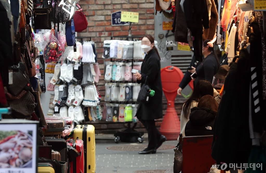 코로나19 확산이 지속되고 있는 26일 오후 서울 중구 명동의 한 잡화매장에서 상인들이 손님을 기다리고 있다. / 사진=김창현 기자 chmt@