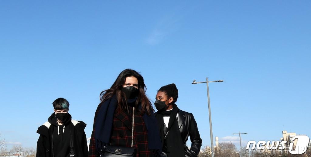 (서울=뉴스1) 박지혜 기자 = 서울 강남구에서 신종 코로나바이러스 감염증(코로나19) 3번째 확진자가 발생했다. 이번 확진자는 강남구에 실거주지를 두고 있는 첫 확진자다. 확진자 발생에도 불구하고 미세먼지 없이 맑고 쾌청한 날씨를 보인 27일 오후 서울 강남구 한강공원을 찾은 외국인관광객들이 마스크를 쓴 채 따뜻해진 날씨를 만끽하고 있다. 2020.2.27/뉴스1  <저작권자 © 뉴스1코리아, 무단전재 및 재배포 금지>