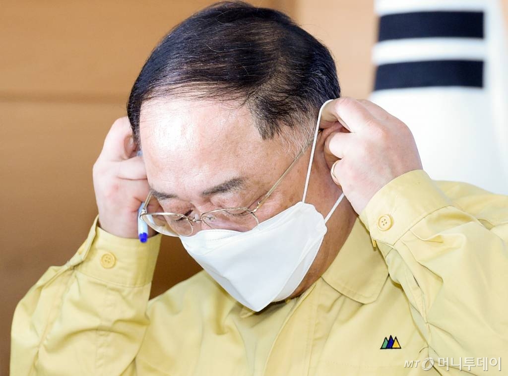 홍남기 부총리 겸 기획재정부 장관이 27일 오후 서울 종로구 정부서울청사에서 열린 마스크 수급 안정 관련 긴급 합동 브리핑을 마친 뒤 마스크를 쓰고 있다. / 사진=김창현 기자 chmt@