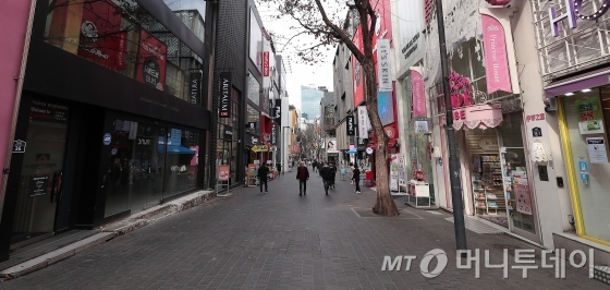 코로나19 확산이 지속되고 있는 26일 오후 서울 중구 명동 거리가 한산한 모습을 보이고 있다. / 사진=김창현 기자 chmt@