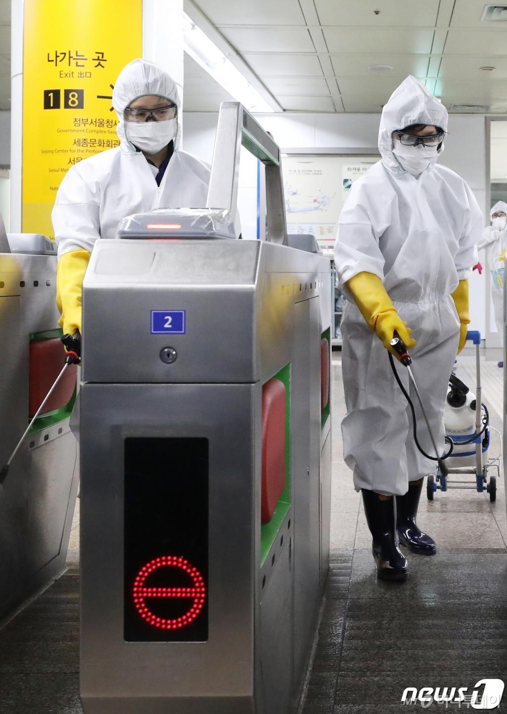 (서울=뉴스1) 송원영 기자 = 신종 코로나바이러스 감염증(코로나19) 확진자가 2000명을 돌파한 28일 서울 종로구 5호선 광화문역에서 서울교통공사 직원들이 방역작업을 하고 있다. 2020.2.28/뉴스1 <저작권자 © 뉴스1코리아, 무단전재 및 재배포 금지>