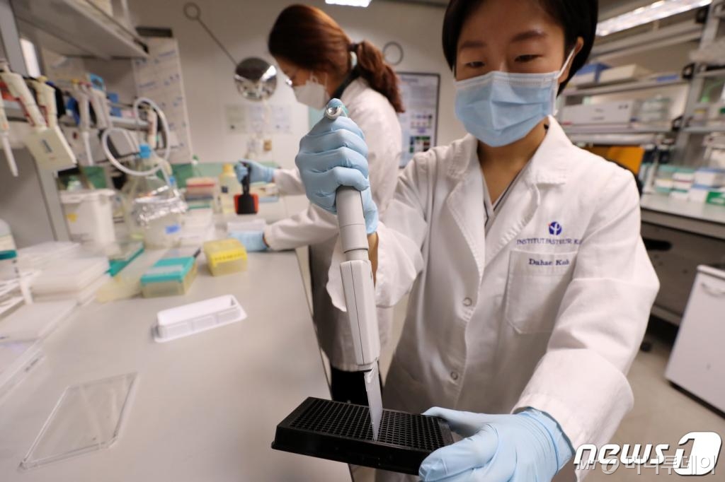 (성남=뉴스1) 조태형 기자 = 28일 오후 경기도 성남시 한국파스퇴르연구소에서 연구원들이 신종 코로나바이러스 감염증(코로나19) 치료제 개발 연구를 하고 있다. 2020.2.28/뉴스1 <저작권자 © 뉴스1코리아, 무단전재 및 재배포 금지>