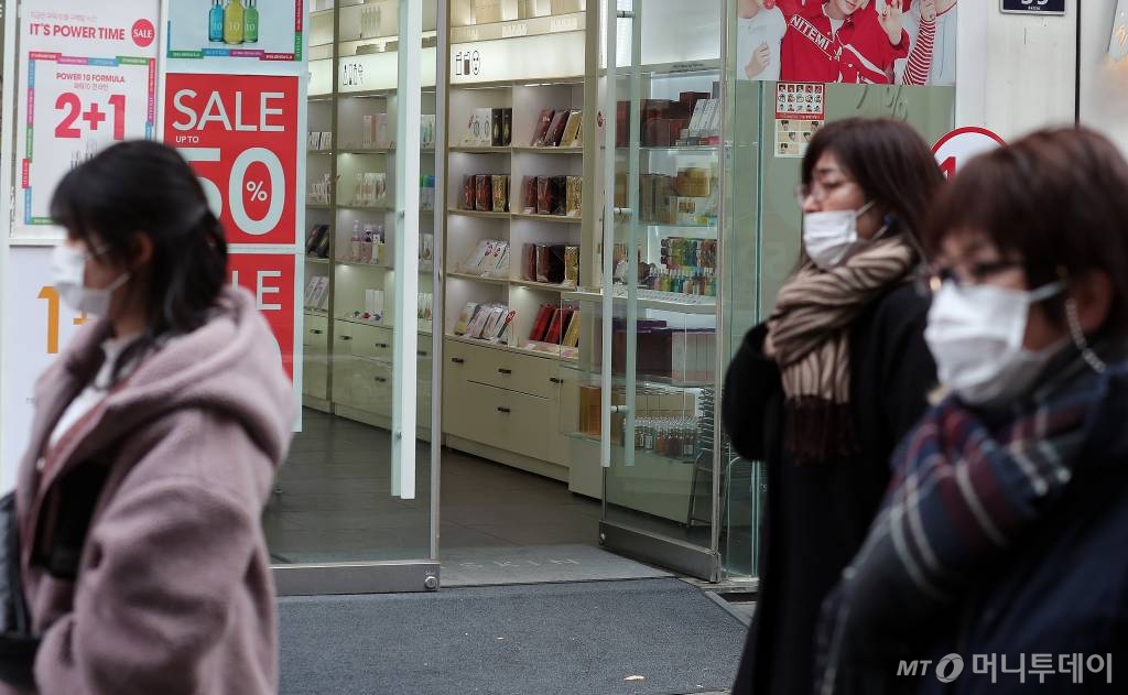 코로나19 확산이 지속되고 있는 26일 오후 서울 중구 명동의 한 화장품 매장이 한산한 모습을 보이고 있다./사진=김창현 기자