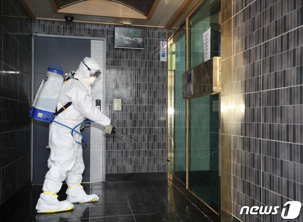 (대구=뉴스1) 신웅수 기자 = 20일 대구 남구 신천지예수교회 다대오지성전 인근 다세대주택에서 남구보건소 관계자들이 방역을 하고 있다.  이 건물의 건물주는 세입자 중에 신종 코로나바이러스 감염증(코로나19) 확진자가 대량으로 발생한 신천지 대구교회 목사가 살고 있어 방역을 신청했다고 밝혔다.  신천지 교회 목사는 방문을 열어주지 않아 남구보건소 관계자들은 목사가 거주하는 방을 제외한 건물 내부와 건물 외부를 방역했다. 2020.2.20/뉴스1  <저작권자 © 뉴스1코리아, 무단전재 및 재배포 금지>