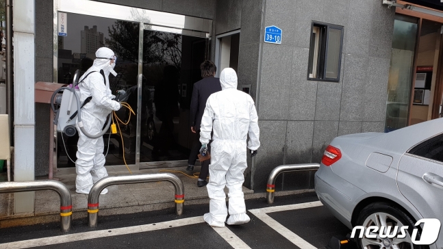 천안시가 지난 25일 첫 번째 코로나19 확진자가 다녀간 곳을 방역하는 모습. /사진=뉴스1