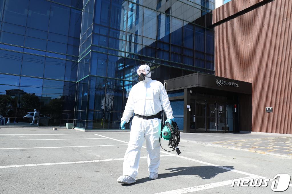 대구 동구의 퀸벨호텔에서 전문방역업체 관계자들이 호텔 내부 방역을 마친 뒤 외부로 이동하는 모습./사진=뉴스1