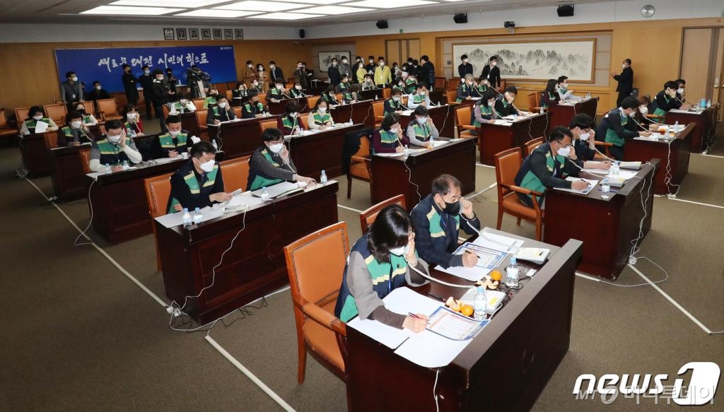 지난 27일 오전 대전시청 대회의실에서 직원들이 신천지 교인들의 신종 코로나바이러스 감염증(코로나19) 사항에 대해 전수조사를 하고 있다. /사진=뉴스1