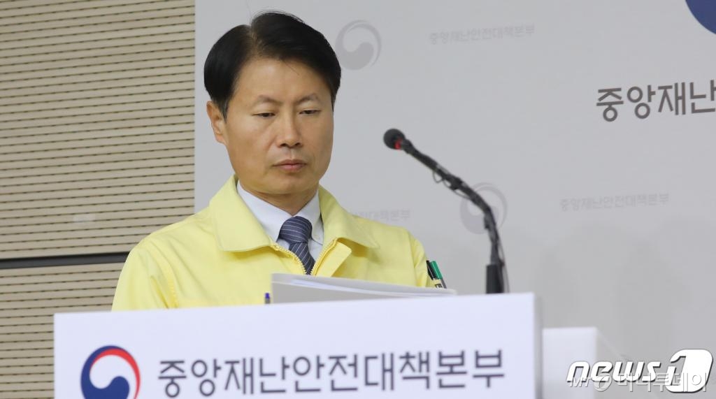 김강립 중앙재난안전대책본부 1총괄조정관이 28일 정부세종청사 보건복지부 브리핑실에서 열린 신종 코로나바이러스 감염증(코로나19) 중앙재난안전대책본부 정례브리핑에 참석하고 있다. 방역당국에 따르면 이날 오전 9시 기준 전일 16시 대비 확진환자는 256명이 추가로 확인 돼 국내 최초 발생 39일만에 총 2022명의 확진환자가 발생했다. 새롭게 확진된 256명 중 182명은 대구, 49명은 경북에서 발생했다. 대구지역의 총 확진자는 1314명, 경북지역의 총 확진자는 394명으로 늘었다. /사진=뉴스1