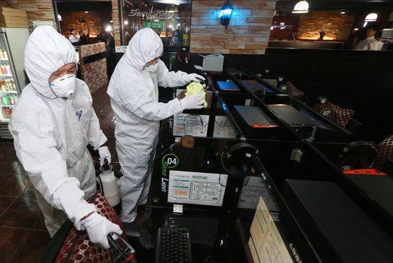 2015년 6월 16일 서울시 생활방역과에서 메르스 확산을 막기 위해 오전 서울 종로구 한 PC방에서 방역 소독작업을 실시하고 있다. /사진=뉴스1