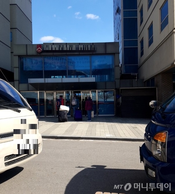 27일 서강대학교 외국인 기숙사로 외국인 유학생과 가족이 들어서고 있다. / 사진 = 오진영 기자