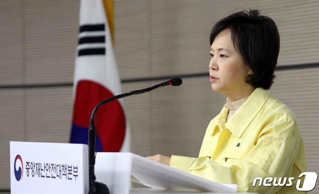 (세종=뉴스1) 장수영 기자 = 이의경 식품의약품안전처장 26일 정부세종청사 보건복지부 브리핑실에서 열린 신종 코로나바이러스감염증(코로나19) 중앙재난안전대책본부 브리핑에서 마스크 수급 대책을 설명하고 있다. 식약처는 일일 마스크 500만개 중 100만개는 대구·경북지역에 공급하고 350만개는 우체국 등 공적판매, 50만개는 의료진 등 방역당국에 공급할 예정이라고 밝혔다. 방역당국에 따르면 이날 09시 기준으로 전일 16시 대비 확진환자 169명이 추가로 확인돼 총 확진자는 1146명으로 늘었다. 추가확진자 169명의 지역별 현황은 대구 134명, 경북 19명, 부산 8명, 서울 4명, 경남 1명, 인천 1명, 경기 1명이다. 2020.2.26/뉴스1 <저작권자 © 뉴스1코리아, 무단전재 및 재배포 금지>