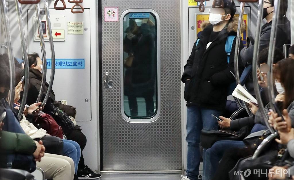 대구 중구 문양 방면 지하철 내부가 한산한 모습을 보이고 있다. / 사진=김휘선 기자 hwijpg@