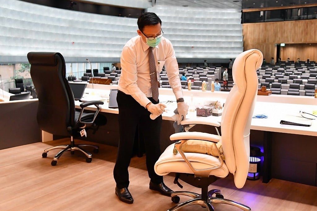 의자를 소독하는 사람/사진=AFP