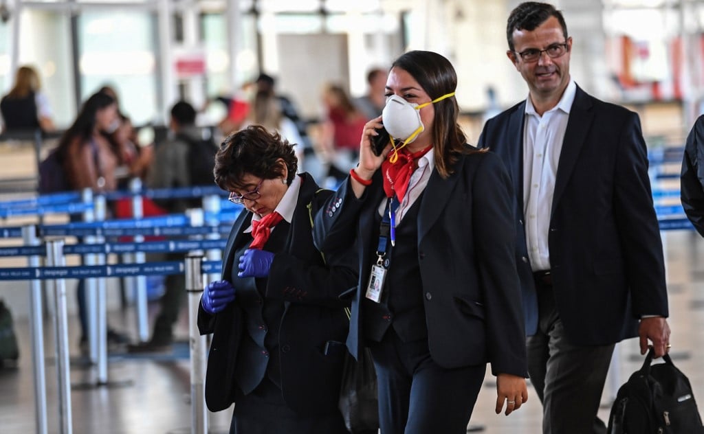 마스크를 착용한 공항 직원들/사진=AFP