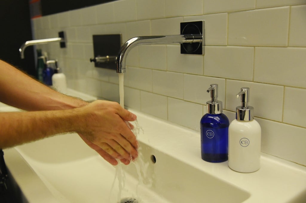 손 세정제가 비치된 화장실/사진=AFP