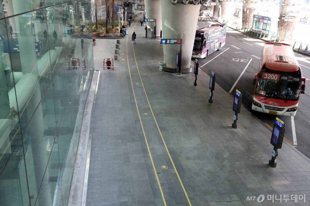 코로나19의 국내 확산이 빠르게 진행되면서 자국민에 대한 한국행 방문 자제를 권고하는 국가가 늘어가고 있는 가운데 26일 인천국제공항 제1터미널 입국장 버스정류장이 한산한 모습을 보이고 있다. /사진=이기범 기자 leekb@