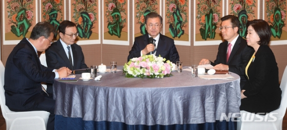 [서울=뉴시스]배훈식 기자 = 문재인 대통령이 28일 서울 여의도 국회에서 열린 '코로나19 극복을 위한 여야 정당대표와의 대화'에 참석해 발언하고 있다. 왼쪽부터 민생당 유성엽 공동대표, 더불어민주당 이해찬 대표, 문 대통령, 미래통합당 황교안 대표, 정의당 심상정 대표. 2020.02.28.   dahora83@newsis.com