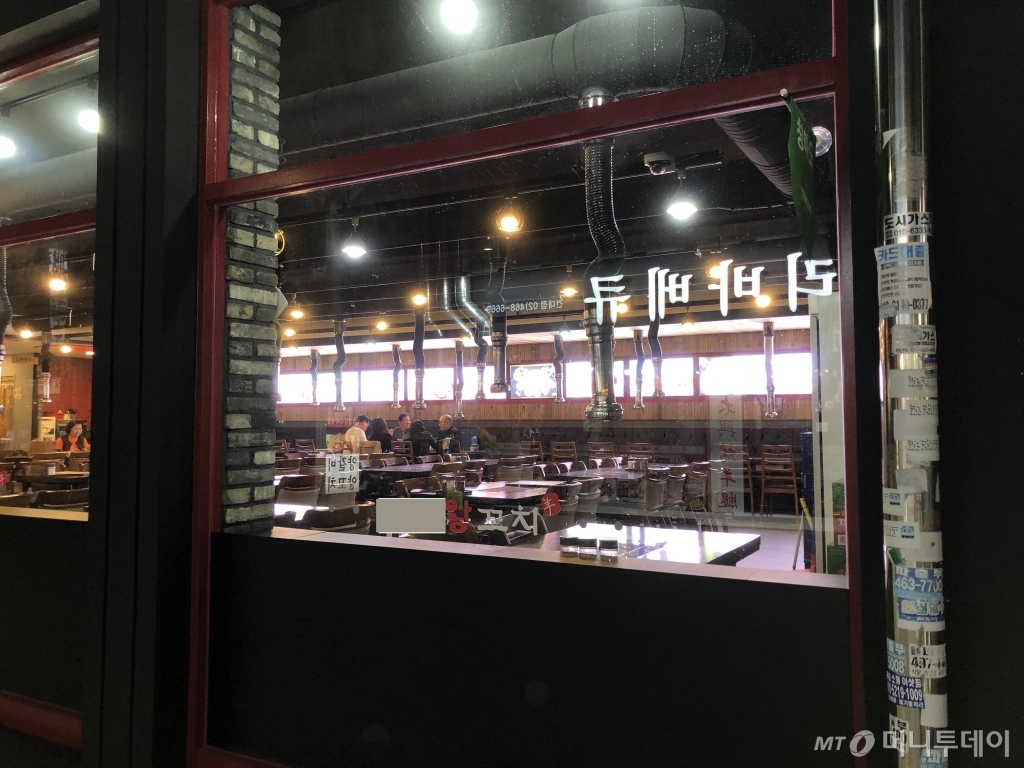 27일 오후 건국대 양꼬치골목의 한 대형 식당 모습. 저녁시간대인데도 한두팀 빼고 손님이 거의 없어 비어있다. /사진=강민수 기자